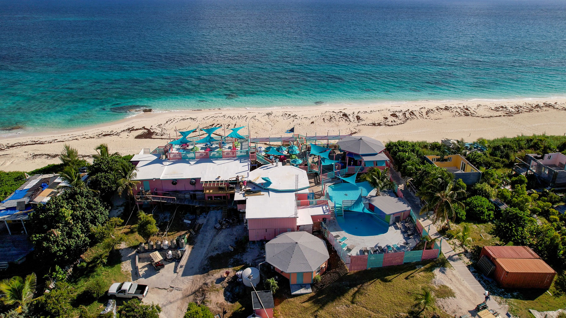 Nipper's Beach bar on Guana Cay - The pool at Nipper's