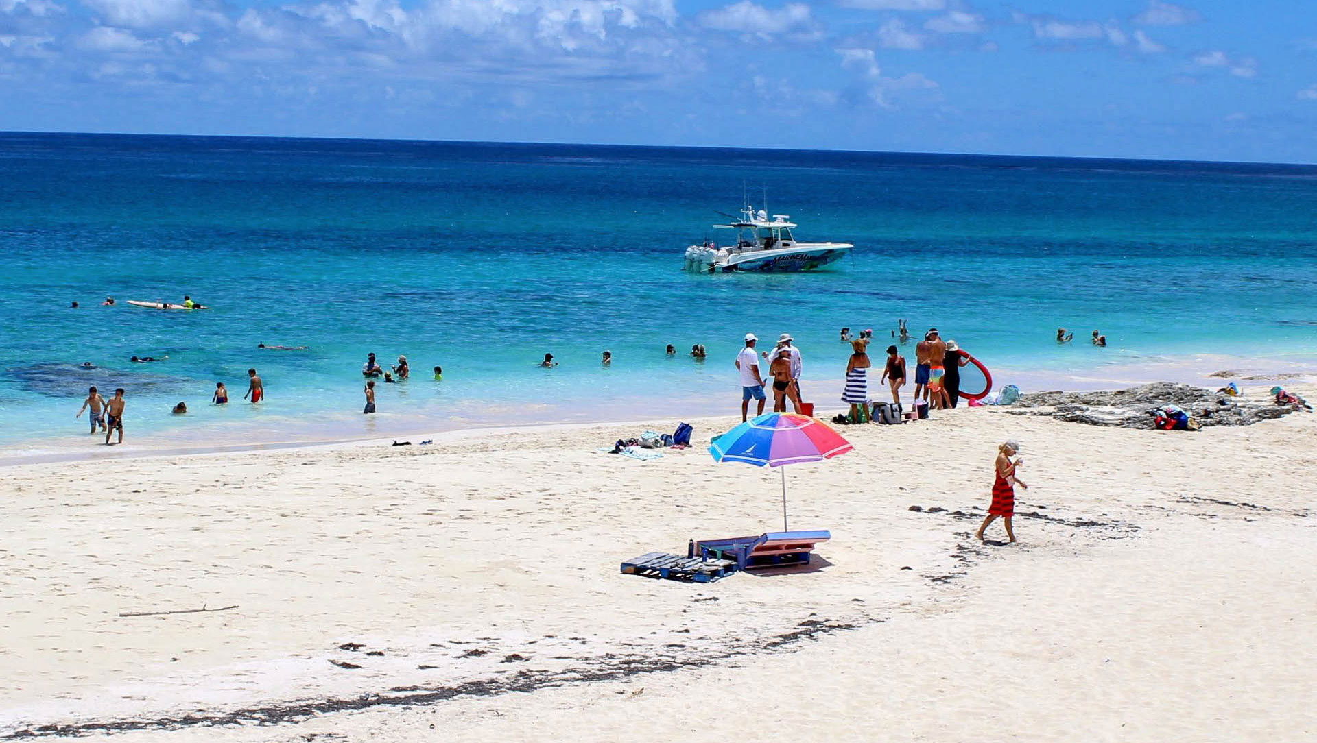 Nipper's Beach bar on Guana Cay - The beach