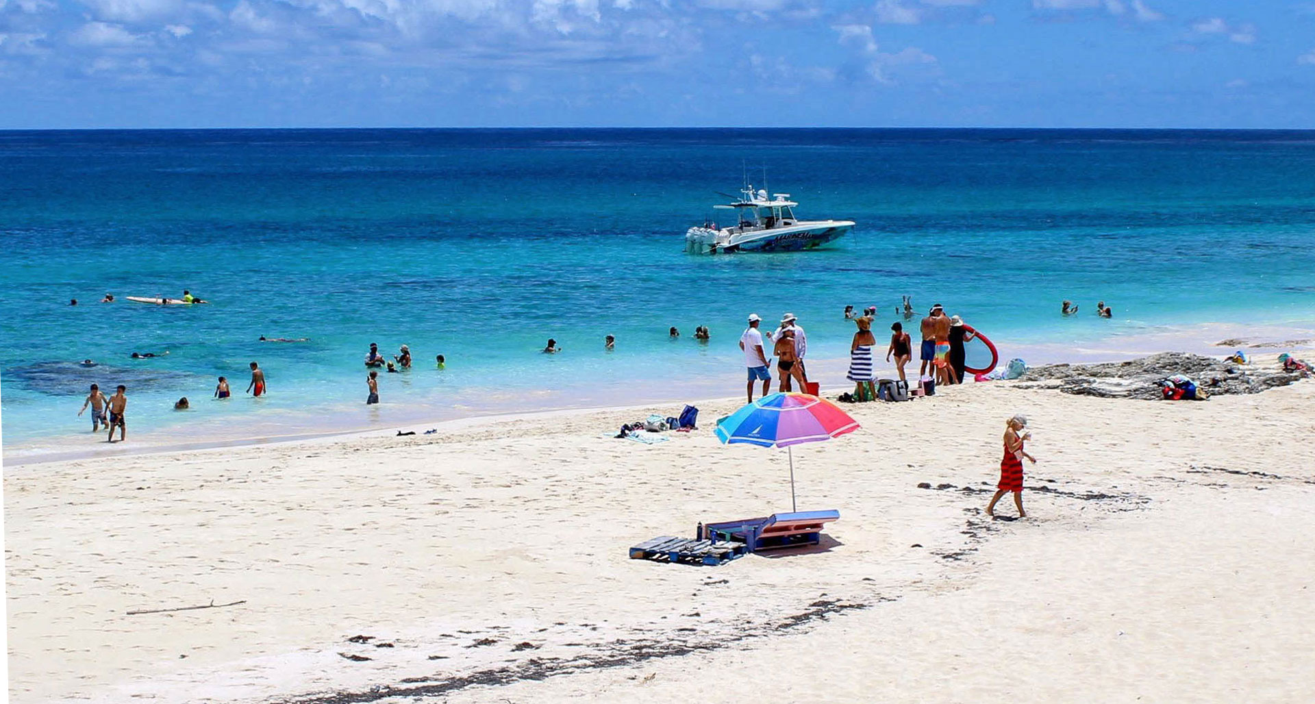 Nipper's Beach bar on Guana Cay - The beach