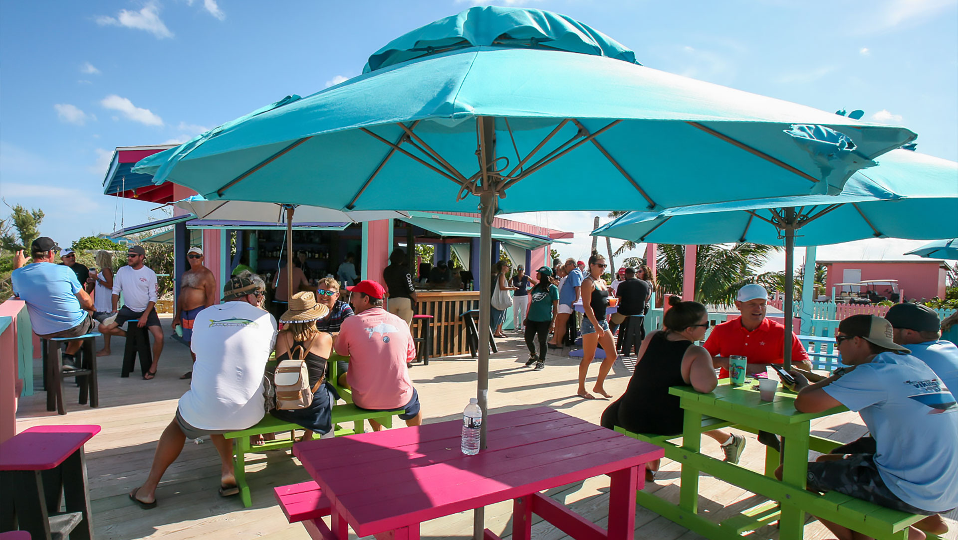 Nipper's Beach bar on Guana Cay - Relaxing at Nipper's